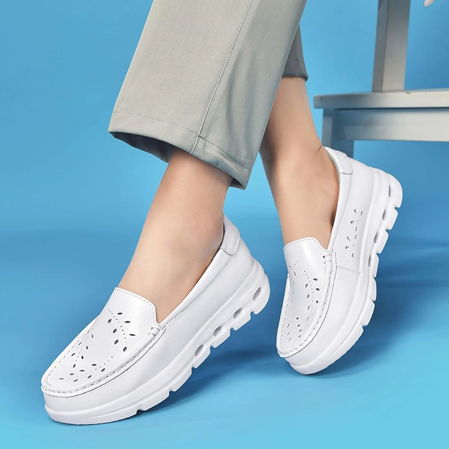 Comfortable Women's Nurses Shoes Breathable Anti-Slip Restaurant Service Shoes Soft Bottom Shock Absorption Ladies Medical Work Shoes
